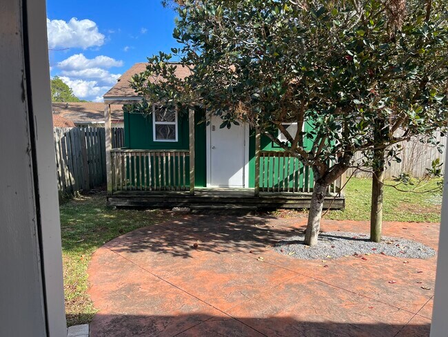 Building Photo - 1423 Mixon Dr
