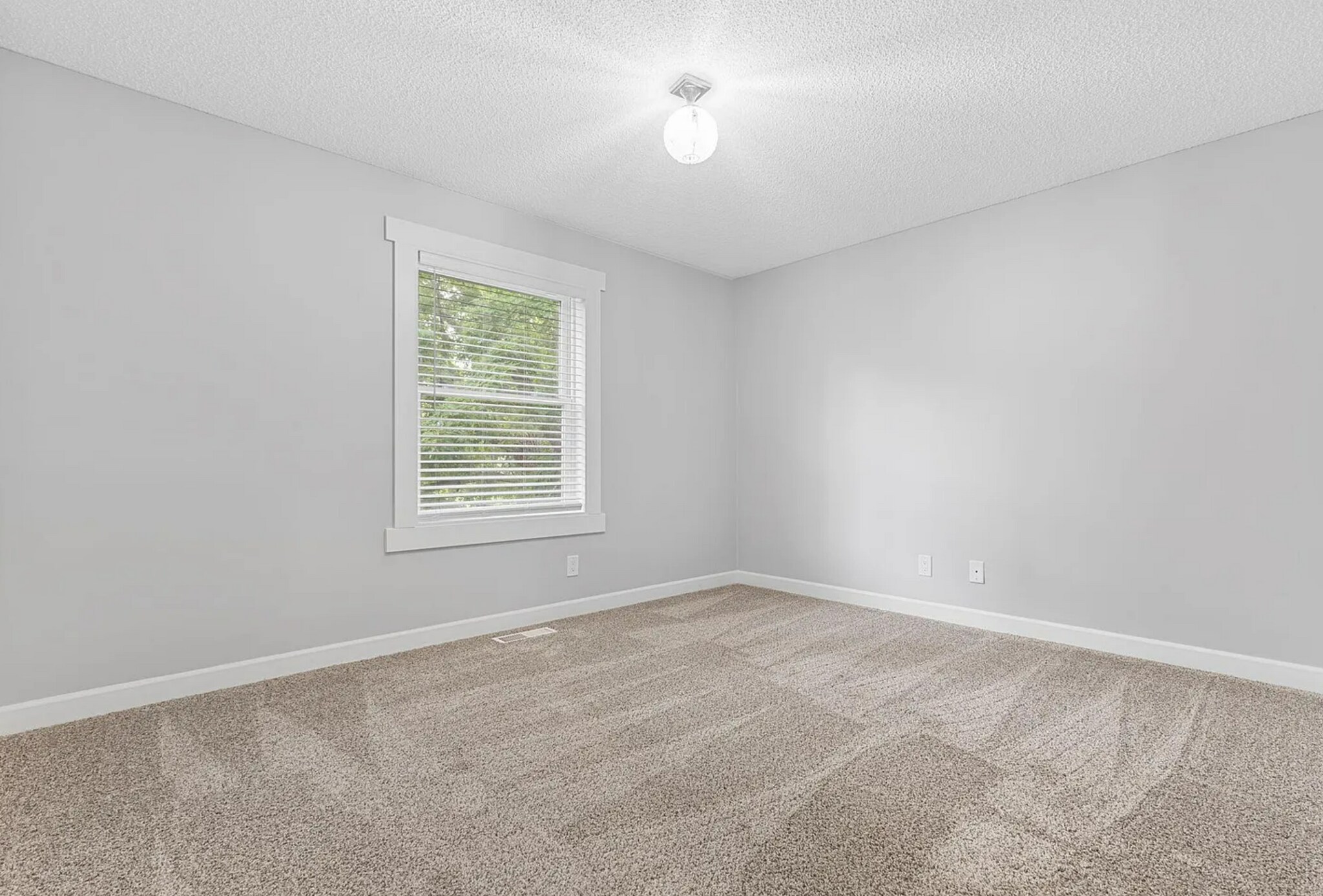 Building Photo - 1900 Vernon Dr S