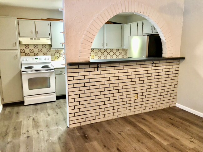 Building Photo - 9 Strawberry Bank Rd