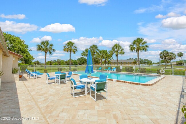Building Photo - 2125 Golf Isle Dr