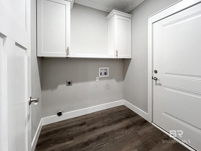 Building Photo - 8101 Carmel Cir