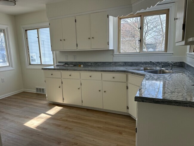 Building Photo - 809 Lakewood Blvd