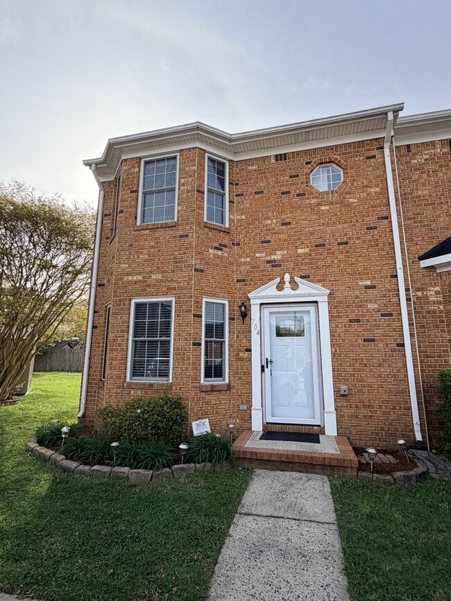 Building Photo - 704 Byrd Ct