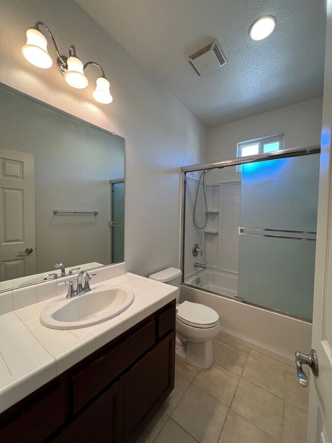 Building Photo - Desirable 4 Bed 3 Bath 2-Story Home in Folsom