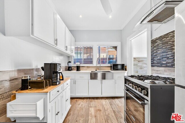 Building Photo - 5915 Lexington Ave