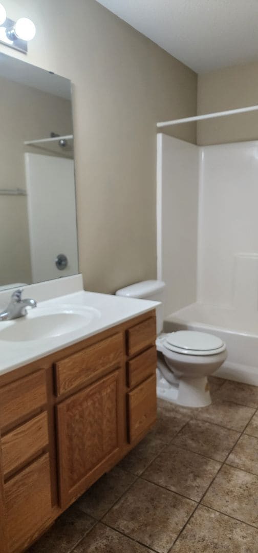 Building Photo - Beautiful 3 bedroom 3 bath End Unit Townhouse
