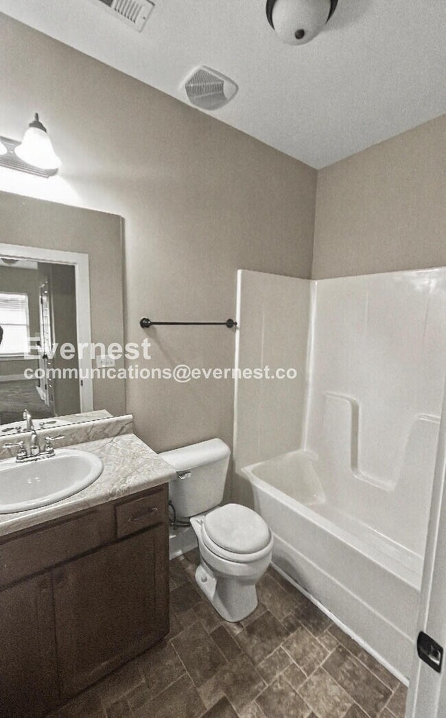 Building Photo - 4 Bed, 2.5 Bath Home with Garage / Pet-Friendly / Available Now!