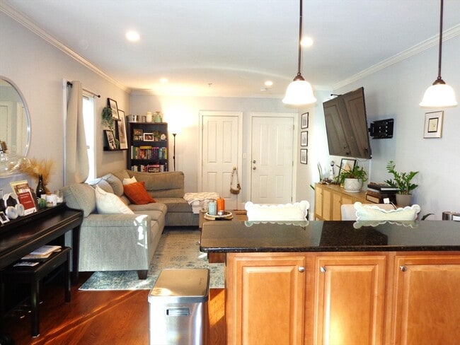 Building Photo - 17 Robbins St