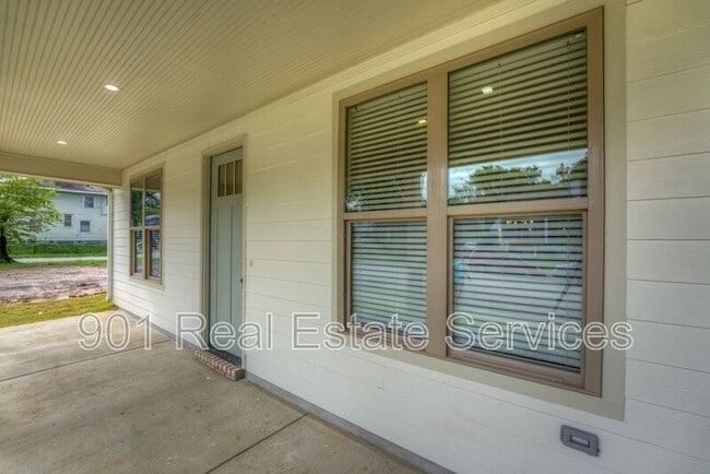 Building Photo - 1074 Faxon Ave