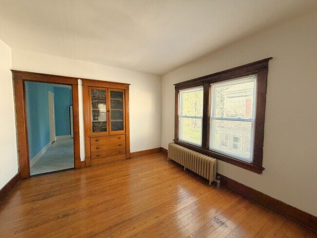 Building Photo - Charming 3-Bedroom Apartment in a Prime Location