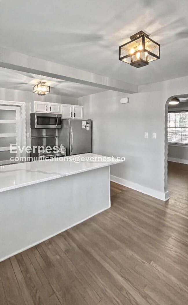 Building Photo - Museum District Charm Meets Modern Living / 3 bd & 2 ba / Availabe Now!