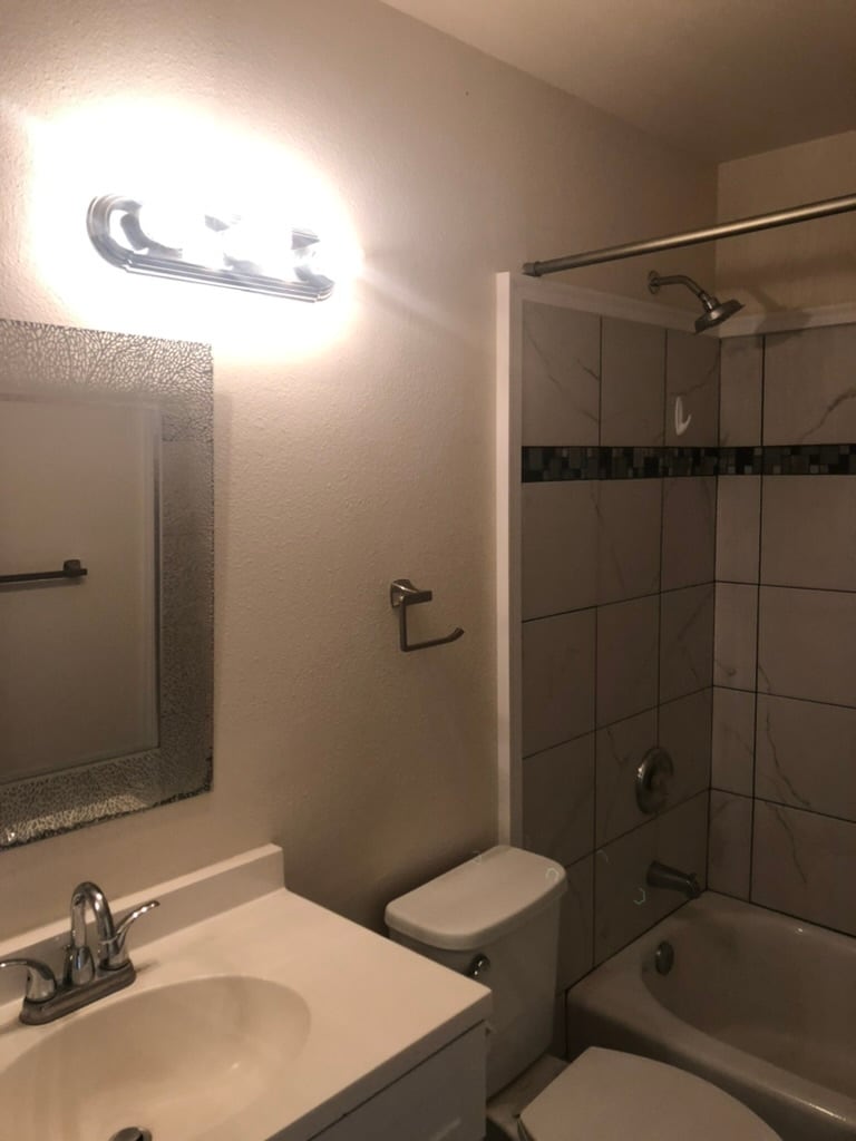 Master Bath - 1050 Eha St