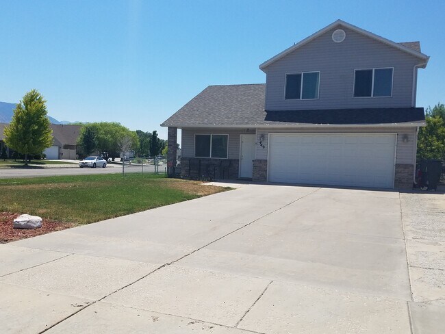 Building Photo - Sunshine & Savings: 2 Weeks Rent Free & $1...