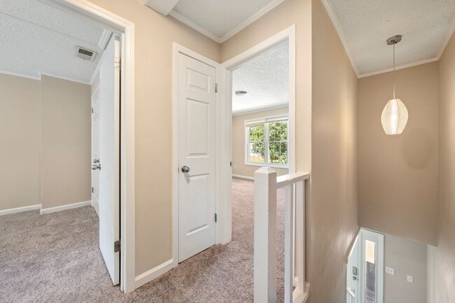 Building Photo - Charming End Unit Townhome near Downtown D...