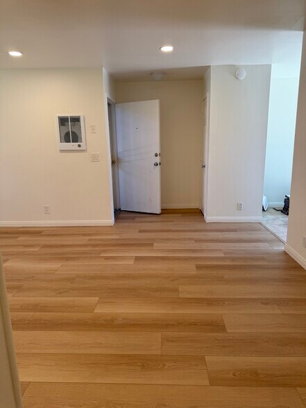 Living are / front door. - 4475 Dale Ave