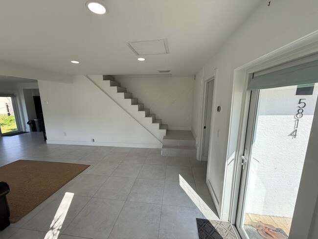 Building Photo - 5814 SE Orange Blossom Trail