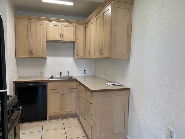 Building Photo - Newly Remodeled 2 Bedroom 1 Bath-Ready for you to move right in!!!