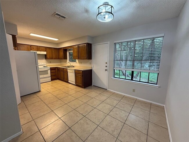 Building Photo - 502 Hedgewood Dr