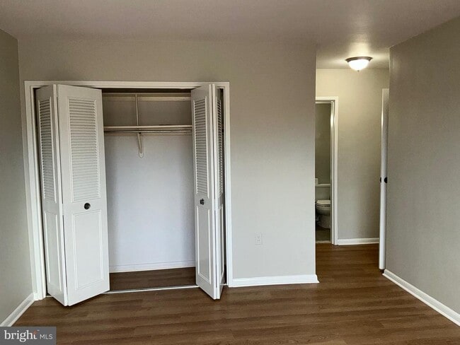 Building Photo - 10401 Grosvenor Pl