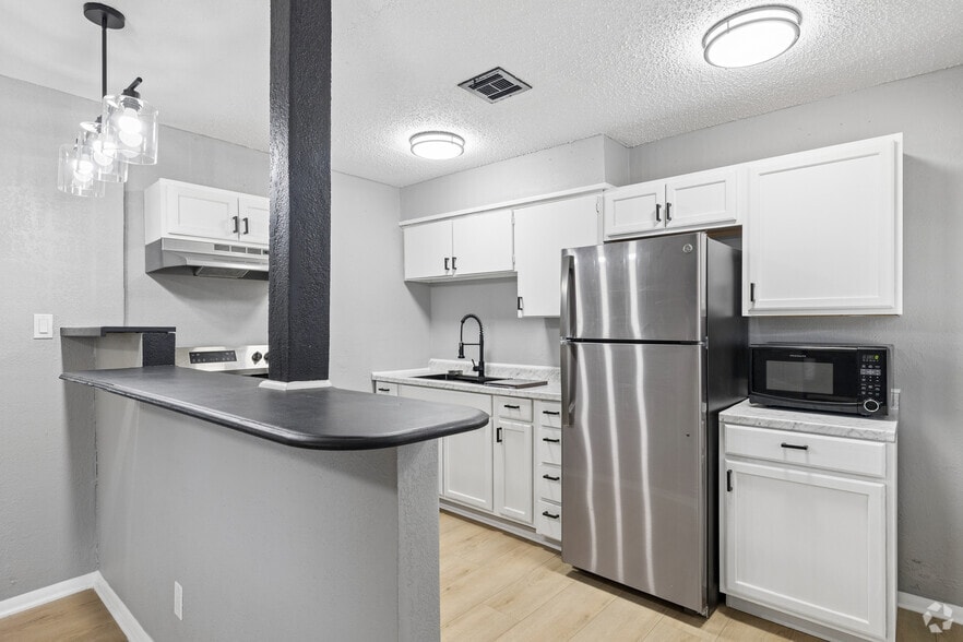 A 2BR, 1BA - 750SF - Kitchen - Maplewood Apartments