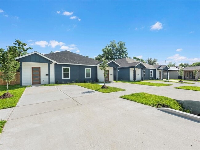 Building Photo - 5201 Kenilwood Dr
