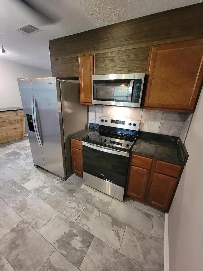 Building Photo - 19 Pinewood Ct