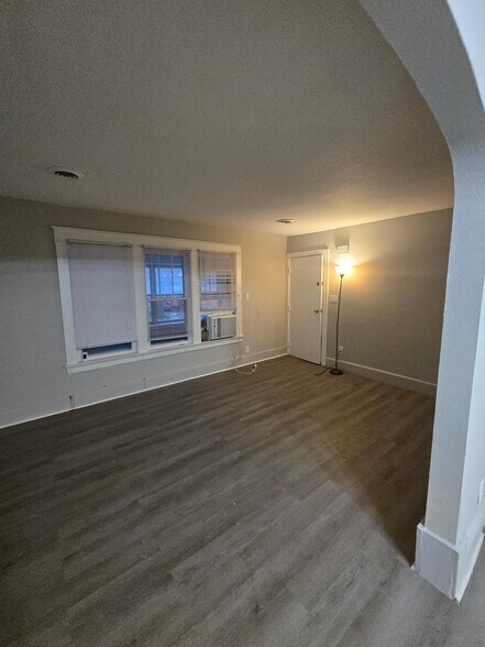 Building Photo - 2358 Putnam St