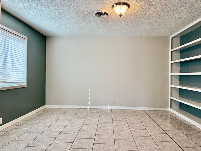 Building Photo - House For Rent