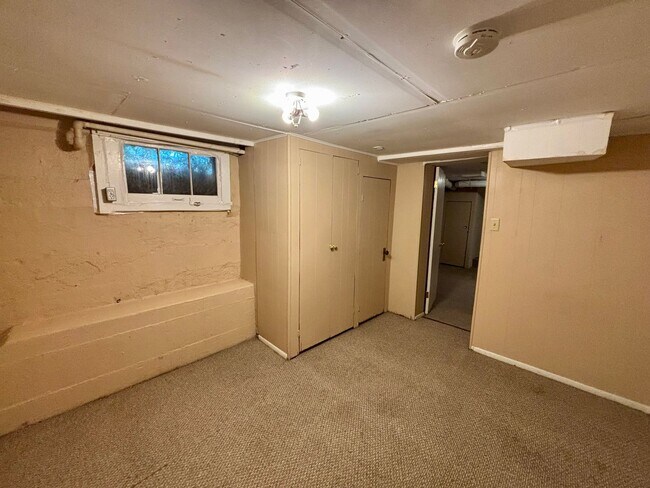 Building Photo - 3-bedroom home with Washer & Dryer Included