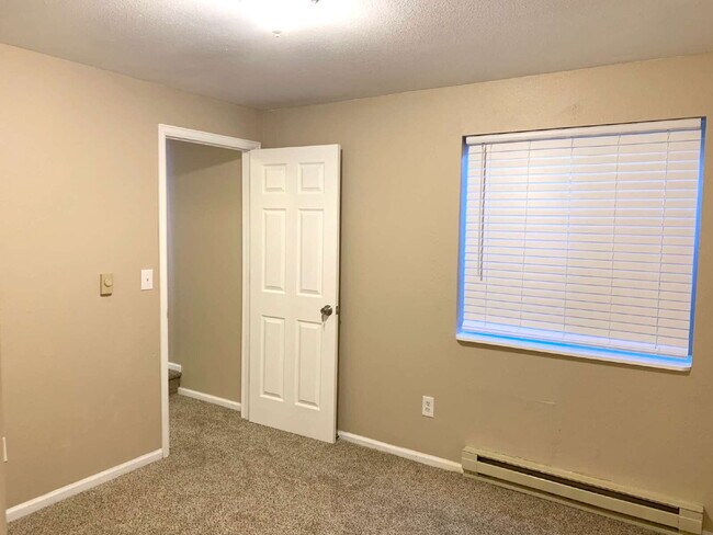 Building Photo - "Spacious 4-Bedroom Haven with 2 Full Baths in Prime Fort Collins Location!"