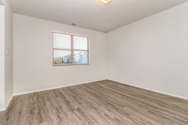 Building Photo - 5529 Eagle Point Dr