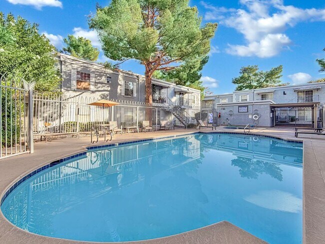 Building Photo - Very Nice 2bd/2ba Condo!! Gated Friendly Community w/ Pool!!