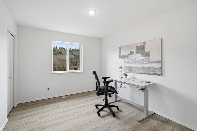 Building Photo - Spacious 4-Bed / 3-Bath South Hill Home — Views, Central A/C, Attached Garage