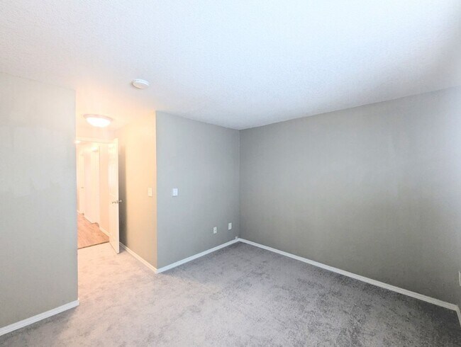 Building Photo - 2Bd/1.25Ba Shoreline Condo