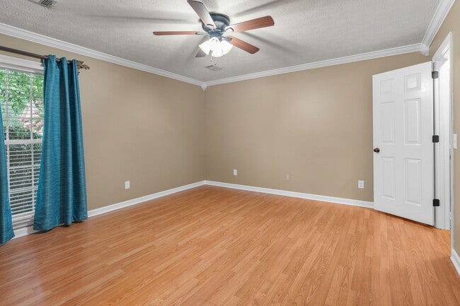 Building Photo - 105 Walnut Ct