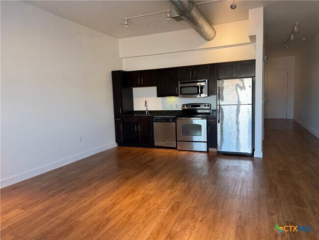 Building Photo - 1401 S Flores St