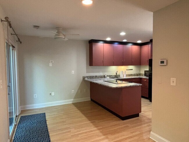 Building Photo - Adorable 1 bedroom 1.5. bath end unit townhouse in Annapolis