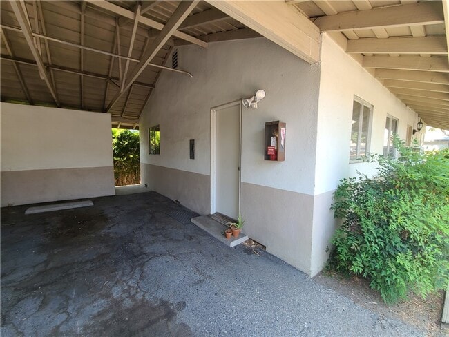 Building Photo - 310 La Paloma St