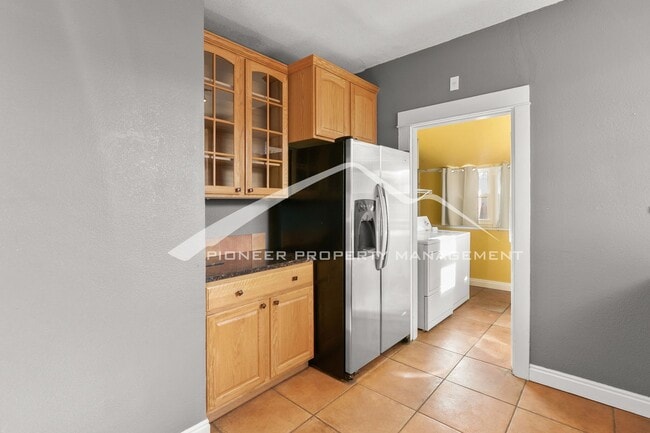 Building Photo - Beautiful Home with Washer/Dryer and Fenced Yard