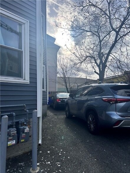 Building Photo - 306 Potters Ave