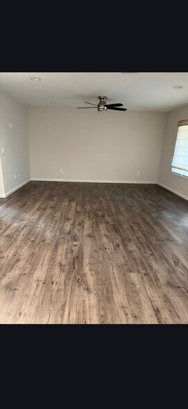 Building Photo - 512 E Ave