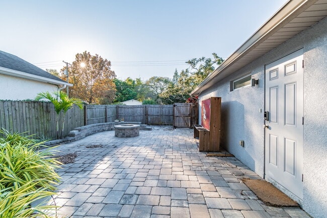 Building Photo - 3208 W Napoleon Ave