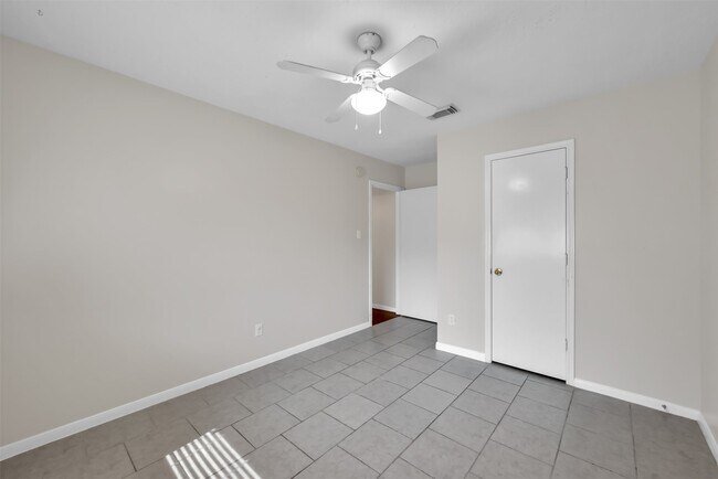 Building Photo - 10914 Waterview Cir