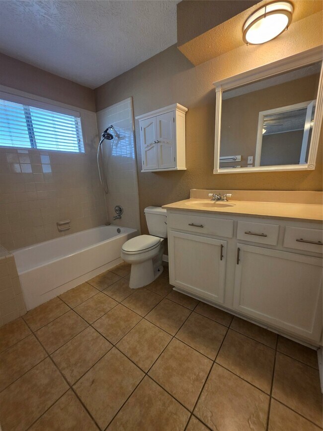 Building Photo - 463 Lost Rock Dr