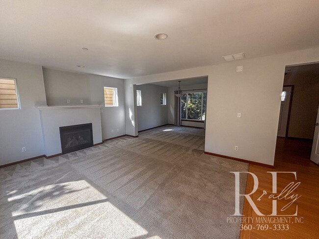 Building Photo - Spacious 3-Bedroom Home in Desirable Manet...