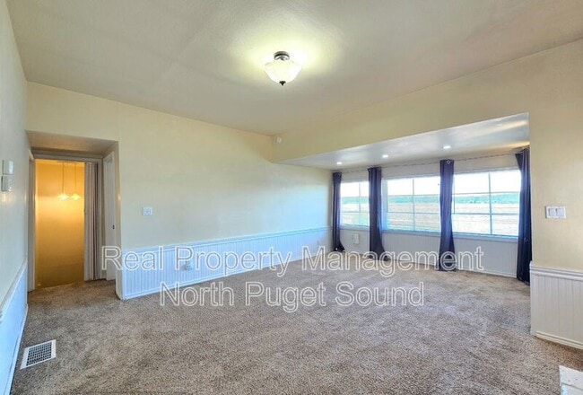 Building Photo - 11005 Maple Ln