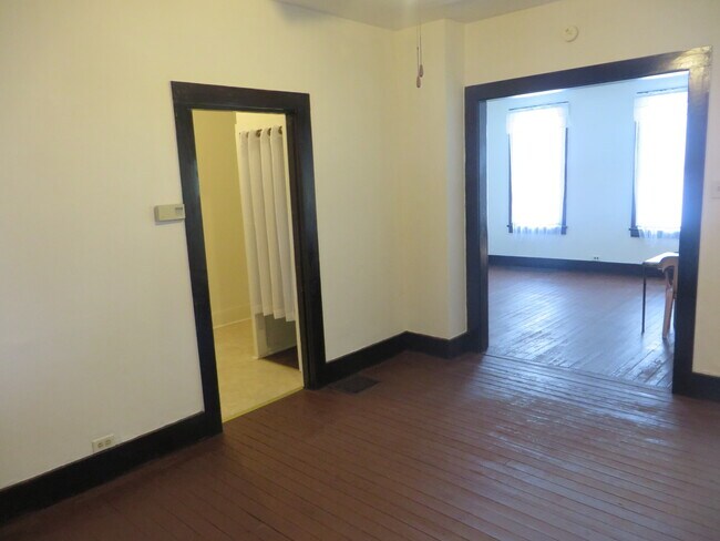 Building Photo - Large Three Bedroom, 1.5 Bathroom Home hal...