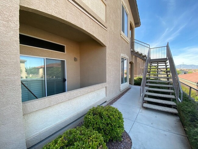 Building Photo - BEAUTIFUL CONDO IN A GATED COMMUNITY FEATU...