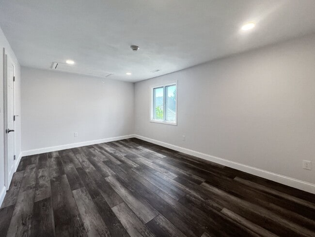 Building Photo - Gorgeous and newly renovated townhouse-sty...
