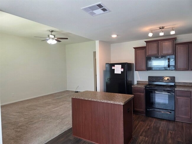 Building Photo - 723 Crystal Lakes Dr